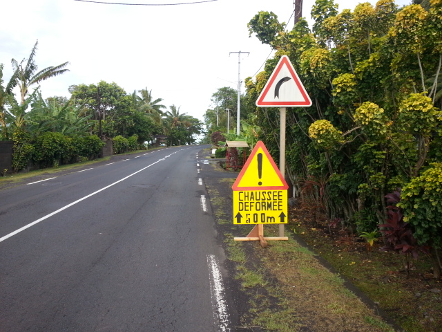 Trou dans la chaussée et crevaisons en série du coté de la grotte de Maraa