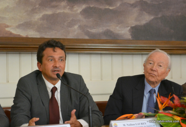 Nuihau Laurey, le vice-président et ministre des finances aux côtés de Gaston Flosse, le président de Polynésie française ce vendredi en conférence de presse.