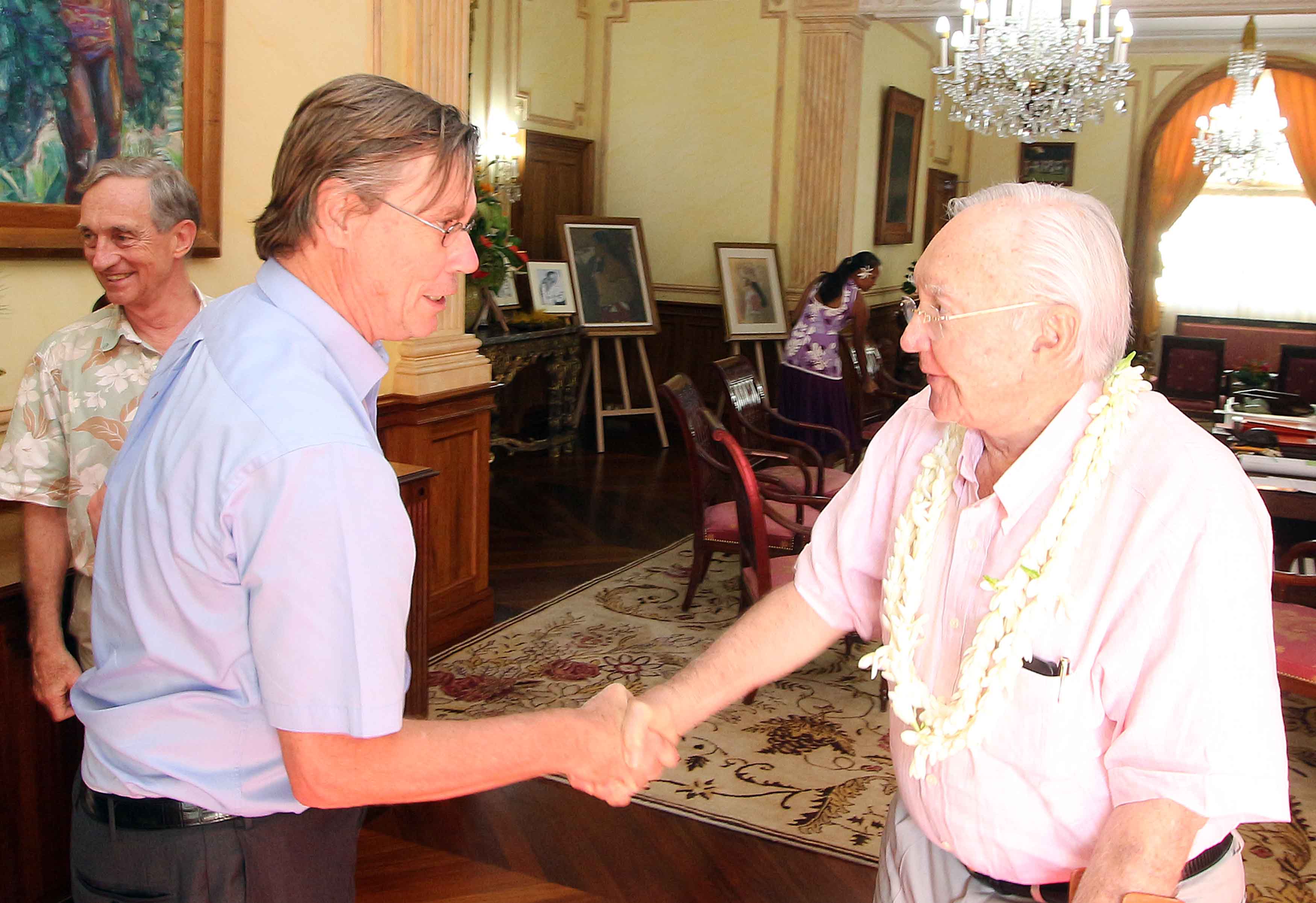 Communiqué: Gaston Flosse reçoit le Directeur Général d’Air France – KLM Amérique du Nord