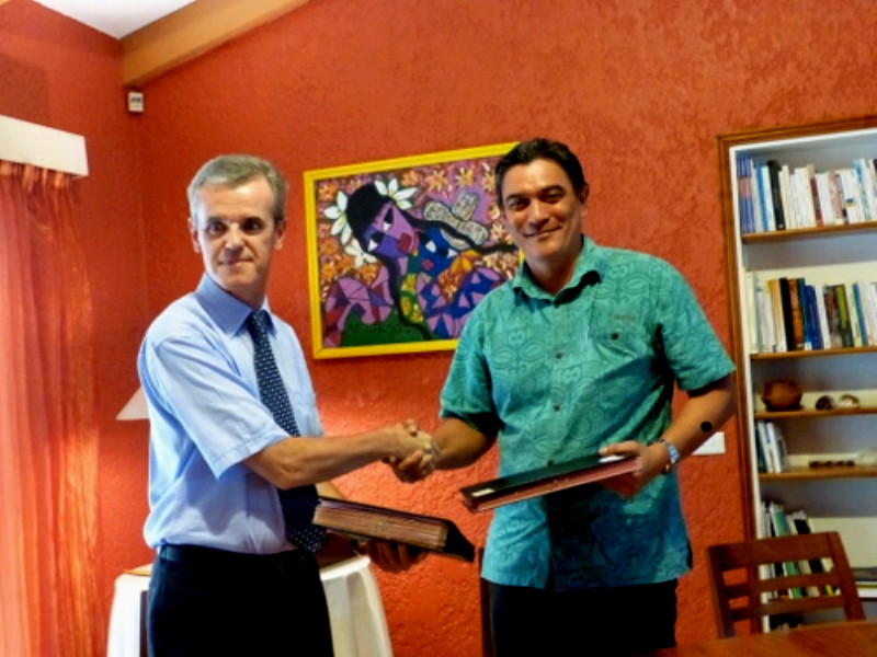 Signature de la convention cadre pour la première licence francophone à Vanuatu : le Premier Ministre de Vanuatu, Moana Carcasses et l’Ambassadeur de France Michel Djokovic. (Source photo : Ambassade de France à Vanuatu