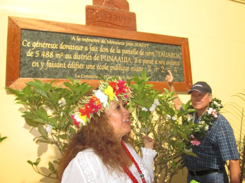 Au premier plan, l'actuelle directrice de l'école 2+2=4, Patricia Teriiteraahaumea devant la stèle en hommage à Jean Souvy.