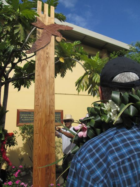 Une stèle en bois précieux, installée dans la cour même de l'école.