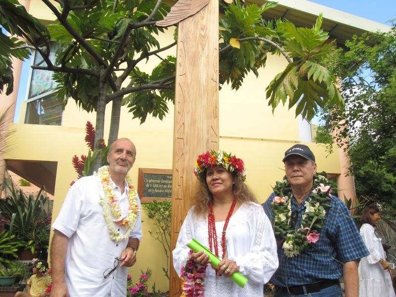 L'inspecteur de l'éducation nationale de la circonscription de Punaauia, la directice de l'école Patricia Teriiteraahaumea et le maire de Punaauia, Rony Tumahai, posant devant la stèle de l'école 2+2=4