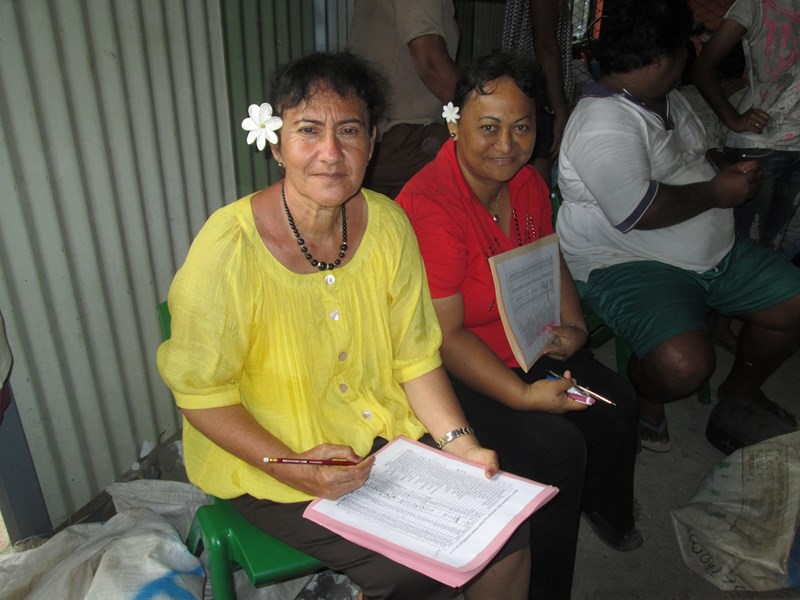 Au premier plan, Juliette Nuupure maire de Tautira, a également participé aux contrôles et comptage des cargaisons de trocas.