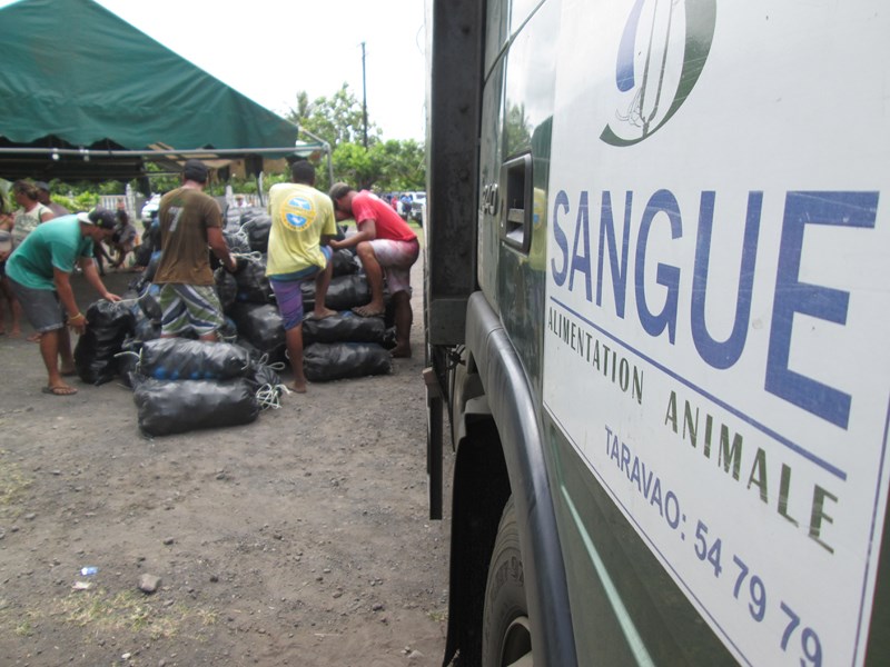 Les pêcheurs avaient envahi le hangar communal dès 7h du matin.