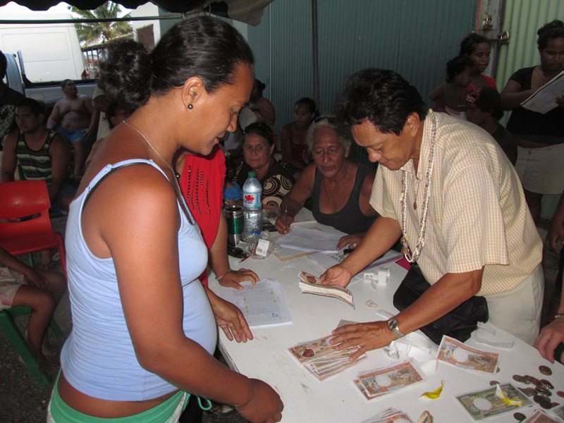 Jean-Pierre Sangue a remis plus de 13 millions et demi de francs pacifiques aux quelques 219 familles inscrites à cette campagne de ramassage.