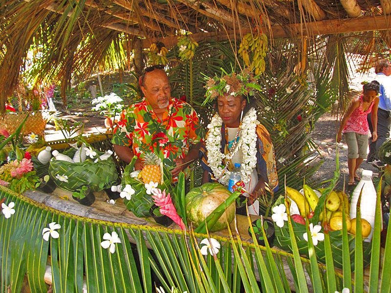 L'ambassadrice américaine Frankie Reed, dans un stand artisanal, en compagnie d'un adjoint au maire de To'ahotu, Leonard Pia.