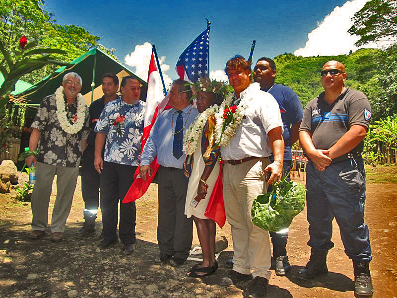 Frankie Reed, l'ambassadrice des Etats Unis, ici au milieu, entre le maire de Taiarapu Ouest, Clarrentz Vernaudon et Christopher Cozely, le consul des Etats unis à Tahiti.
