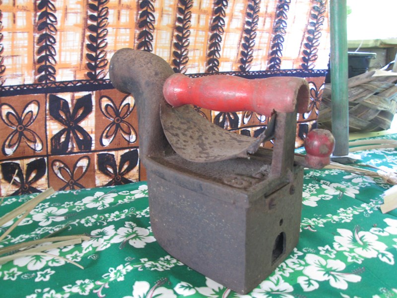 Ancien fer à repasser à charbon. Selon certaines sources, la Polynésie a compté environ 35 000 exemplaires utilisés dans les foyers. C'était aux alentours des années 1920.
