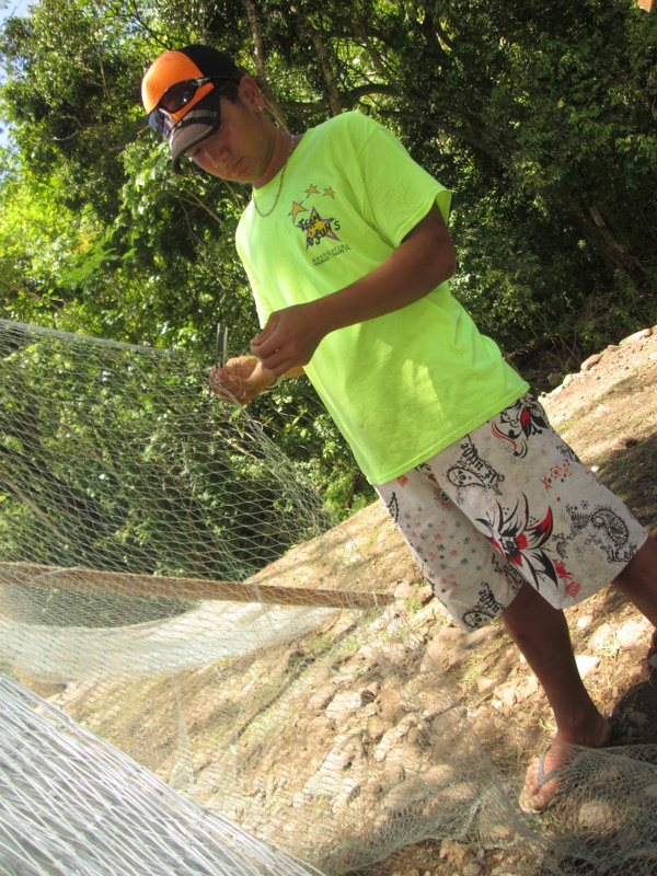 Ramendage de filets à la Presqu’île : Yohann, un jeune apprenti sérieux