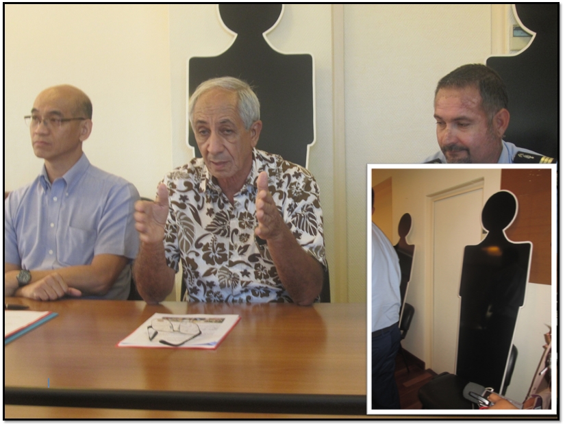 Le nouveau ministre de l'Equipement expliquant l'intérêt d'installer les silhouettes :" pour une meilleure prise de conscience des usagers de la route."