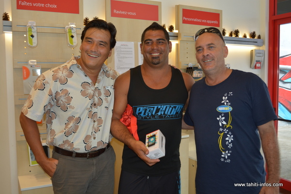 Tunui Sorman et Xavier Ouhadda ont reçu ce jour leurs cadeaux des mains de Patrick Moux