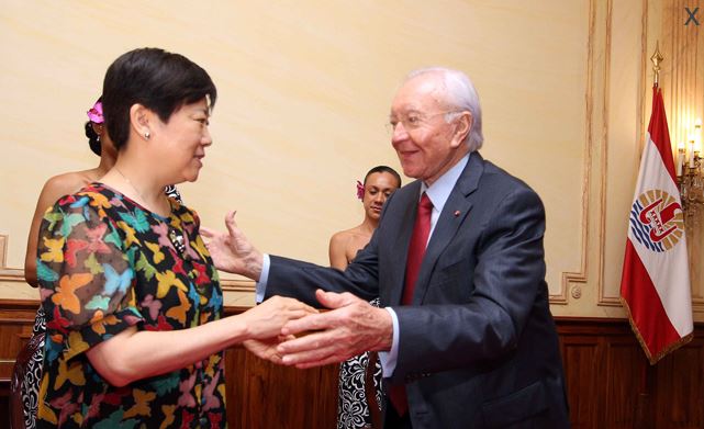 Gaston Flosse, à Tahiti le 10 octobre dernier, en compagnie de Xiaolin Li, présidente de l'APCAE.