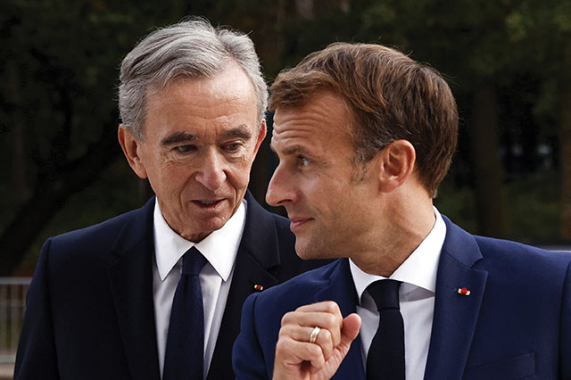Le patron de LVMH Bernard Arnault (à gauche). YOAN VALAT / POOL / AFP