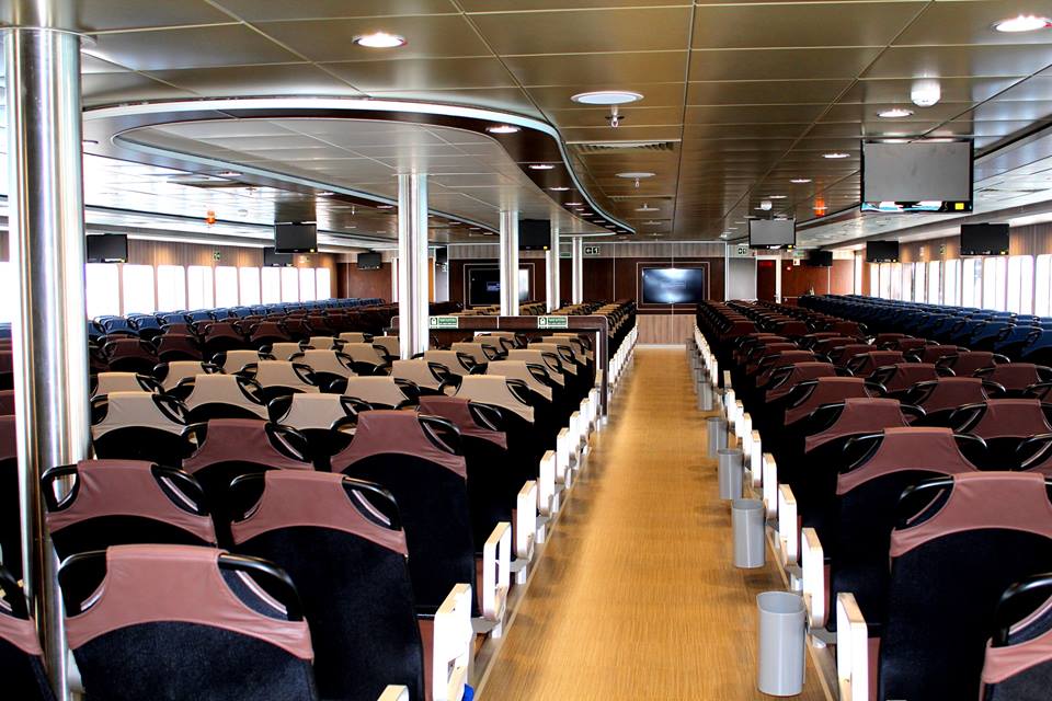 Un salon vaste et spacieux, doté d'un écran géant et d'un bar ou il sera désormais possible d'acheter des plats à déguster sur place.