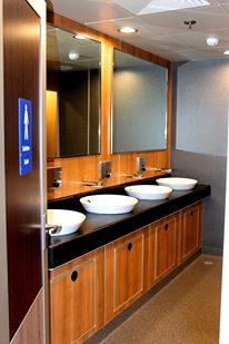 Des toilettes avec vasques, dignes des bateaux de transports entre l'Angleterre et Dunkerque.