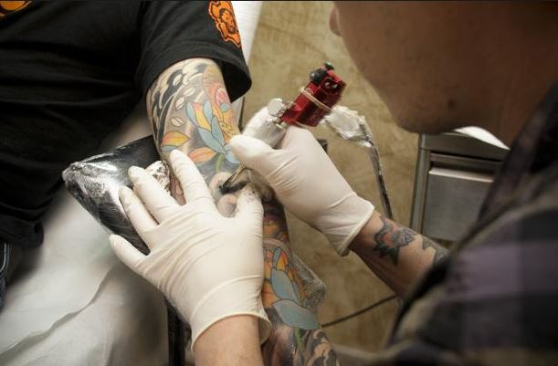 Les tatoueurs vont pouvoir utiliser la couleur
