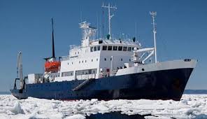 Un navire russe bloqué dans l'Antarctique attend un secours australien