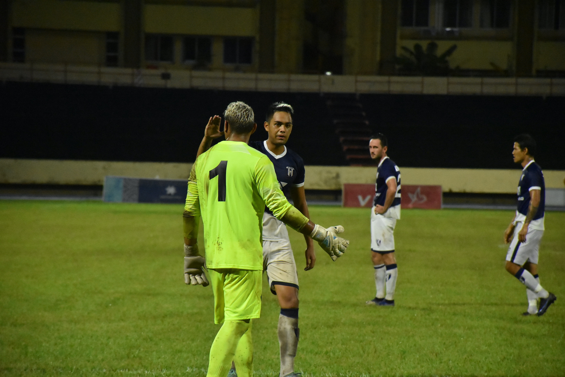 Roonui Tehau qui félicite son gardien, Teave Teamoutaitau, auteur d'une superbe prestation, ce samedi, face à Pirae.