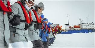 Antarctique: les passagers secourus font route vers l'Australie