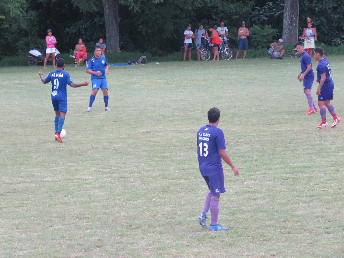 Les joueurs de Mira (en bleu) se sont heurtés au bloc défensif de Tiare Hinano qui a de son côté procédé en contre pour l'emporter.