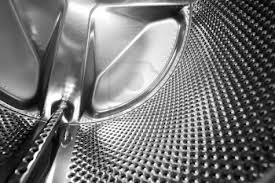 A cache-cache, il finit nu comme Adam dans la lessiveuse