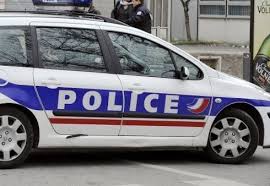 Caché dans une voiture, un fuyard se retrouve... dans une école de police