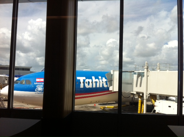 Des techniciens s'affairent sur l'appareil cloué au sol