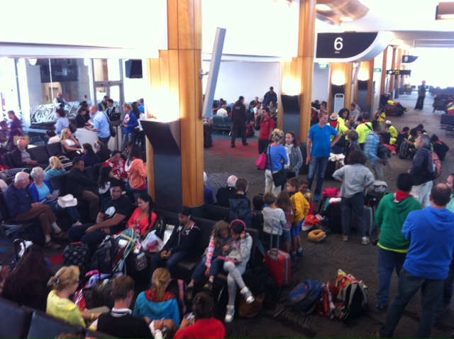 Dans la salle d'embarquement on prend son mal en patience
