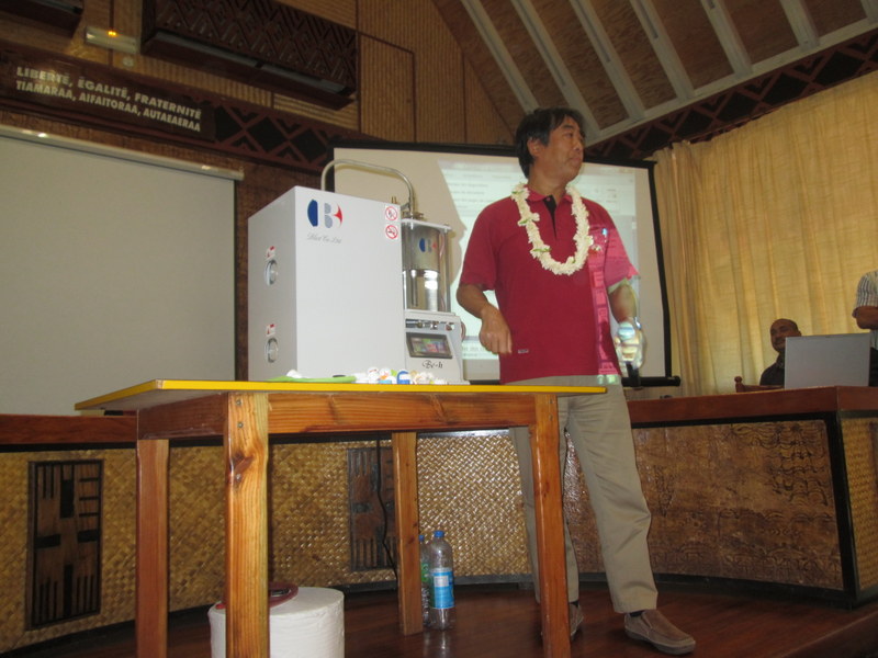 Ici, Kiyoshi Nakajima, l'inventeur de la machine de traitement de déchets en plastique, expliquant les avantages à considérer le procédé.