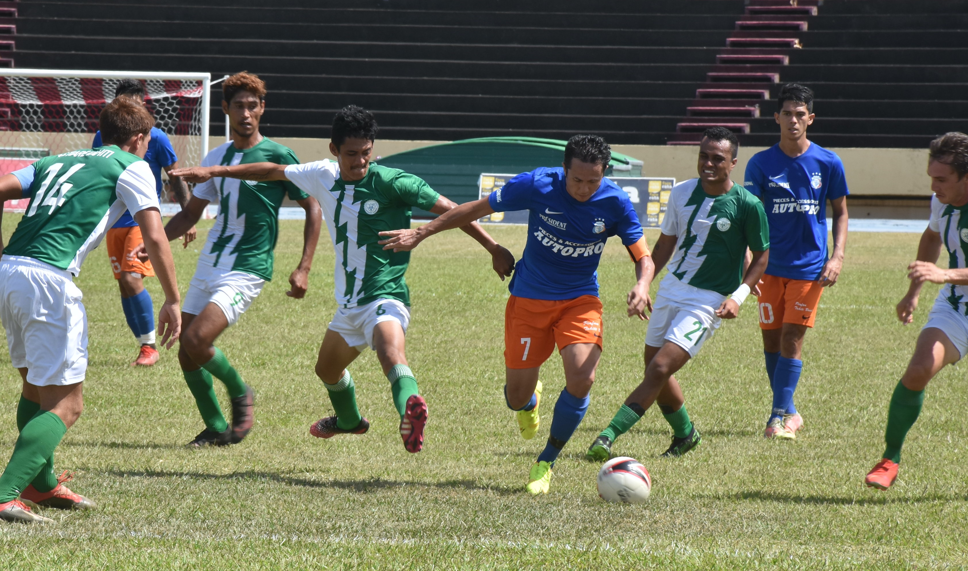 Le capitaine de Dragon, Raimana Li Fung Kuee, insaisissable pour les défenseurs de Tiare Tahiti.