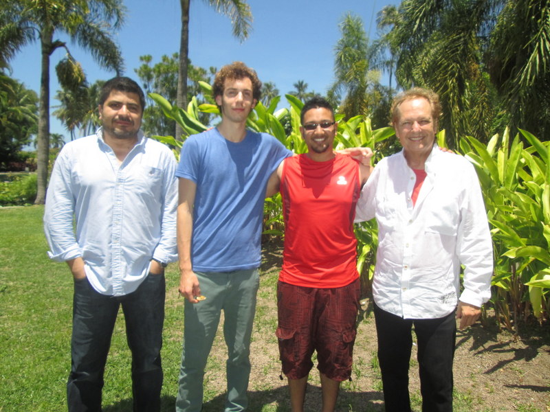A droite, Lee Ritenour accompagné de ses musiciens dont son propre fils, Wesley Ritenour que l'on voit ici en deuxième à partir de la gauche.