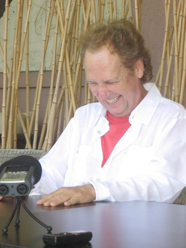 Le célèbre guitariste a particulièrement été attiré par la beauté des montagnes de Tahiti. "Je découvre un lieu proche de l'image que je me faisais avant : un lieu paisible et merveilleux." a t'il déclaré.