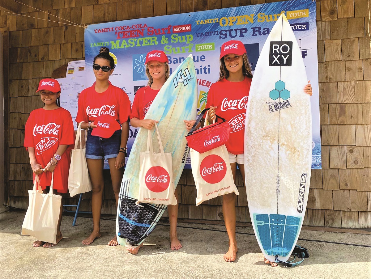Heimiti Fierro (au bout à droite) victorieuse de la catégorie Ondine -18 ans grâce à une note de 9.96 en finale.
