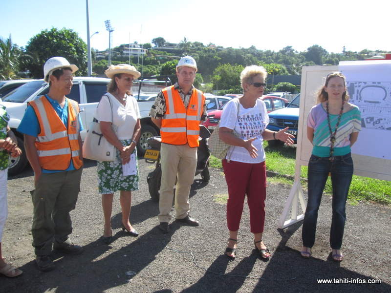 Béatrice Vernaudon expliquant aux médias les travaux effectués par la SPEA avec qui la commune a signé un contrat d'affermage en octobre dernier.