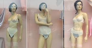 Dans une vitrine new-yorkaise, des mannequins avec poils pubiens
