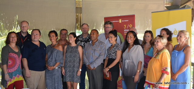 La grande famille du Fifo 2014 réunie ce matin à l'hôtel Radisson pour la conférence de presse du 11e Fifo. Avec également les partenaires incontournables que sont l'OPT, EDT, le GIE Tahiti Tourisme et cette année la compagnie aérienne Air Tahiti Nui qui propose depuis le 1er janvier une chaîne dédiée aux films du Fifo dans l'offre audiovisuelle présentée à bord des appareils de la compagnie.