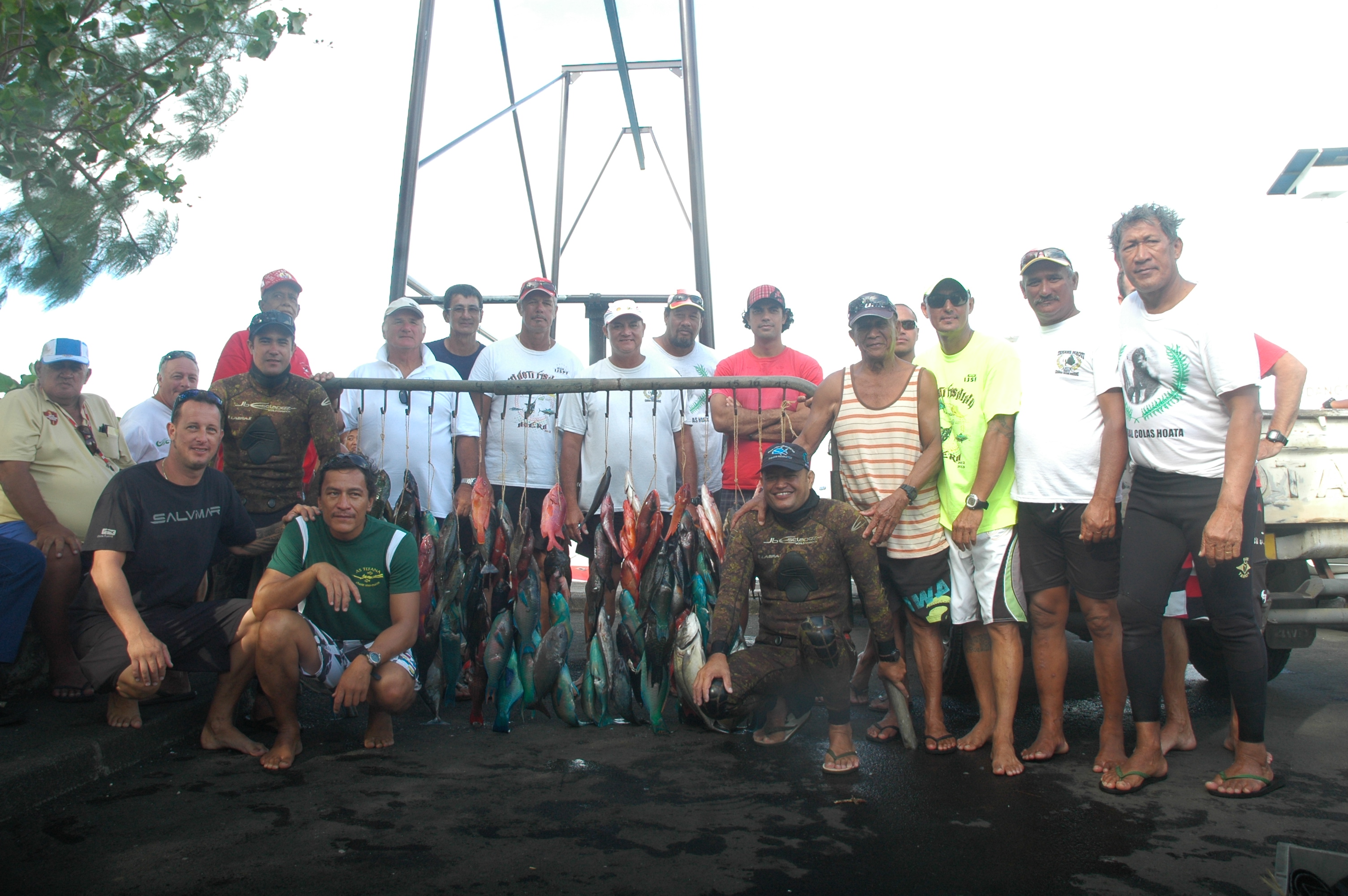 l'ensemble des compétiteurs et le gratin polynésien (Paheroo, Cowan, Montagnon, Pihaatarioe) ont félicité le champion 2013