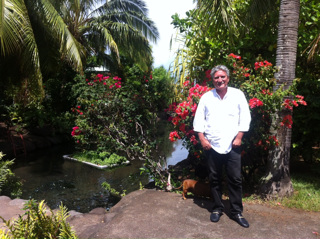 Jean-Christophe Bouissou dans le jardin de sa propriété familiale, à deux pas de l'endroit où il a vu le jour