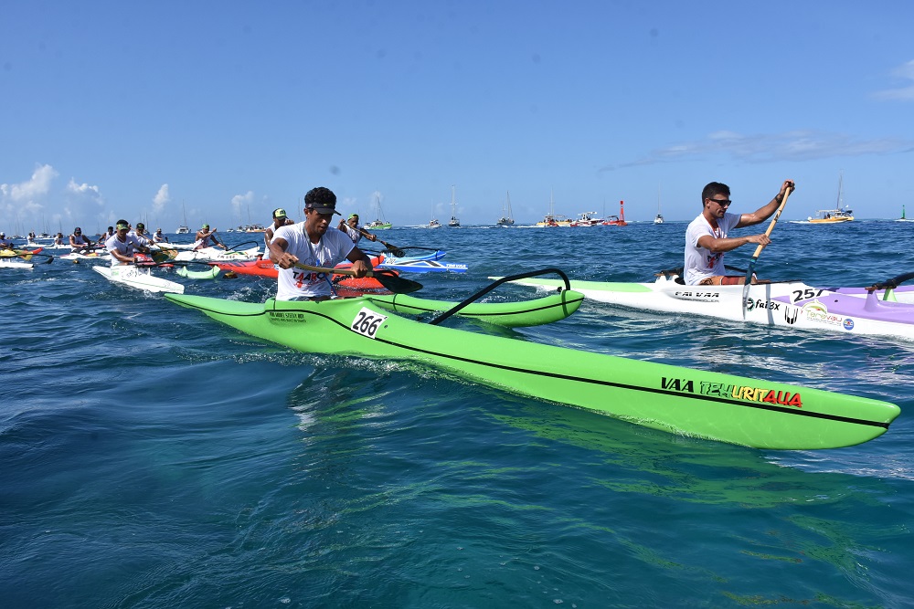 Kevin Kouider, sur son va'a vert, a été en tête de la course quasiment de bout en bout entre Taapuna et Papeete.