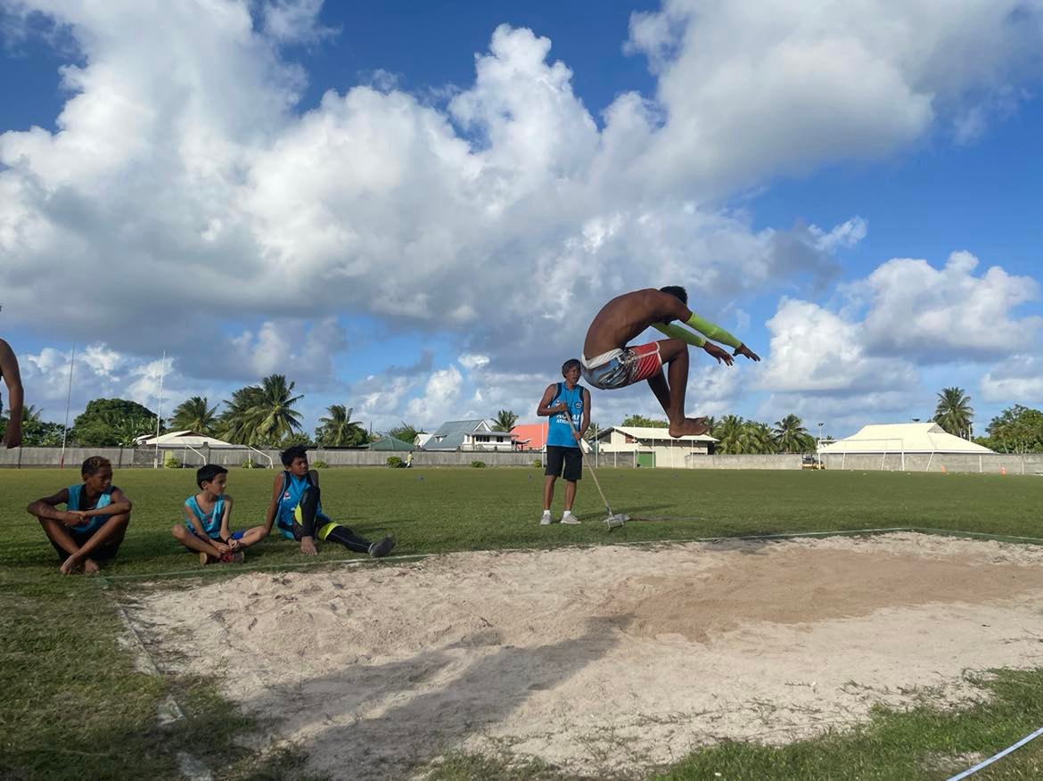 Cyril, lycéen à Raiatea, a réalisé le meilleur saut en longueur de la journée avec un saut à 5.62 m.