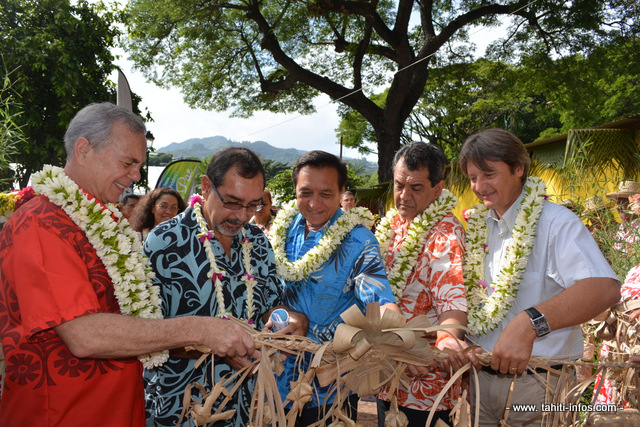 Inauguration de la 12e Salon du Tourisme ce vendredi matin, place Tarahoi avec le ministre du Tourisme, Geffry Salmon, le nouveau président du CESC Angelo Frébault, le maire de Papeete Michel Buillard, Edouard Fritch le président de l'assemblée et Eric Zabouraeff, secrétaire général adjoint du Haut commissariat.