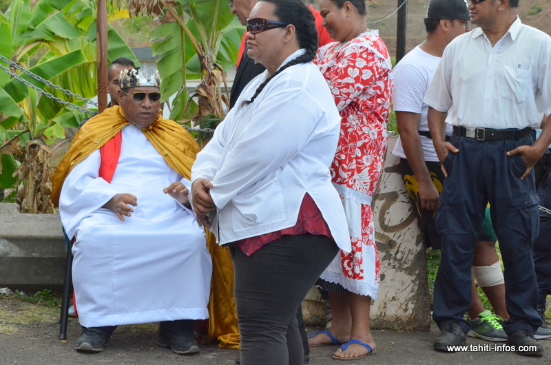 Athanase Teiri en costume d'apparat, le 17 octobre 2013 à Outumaoro