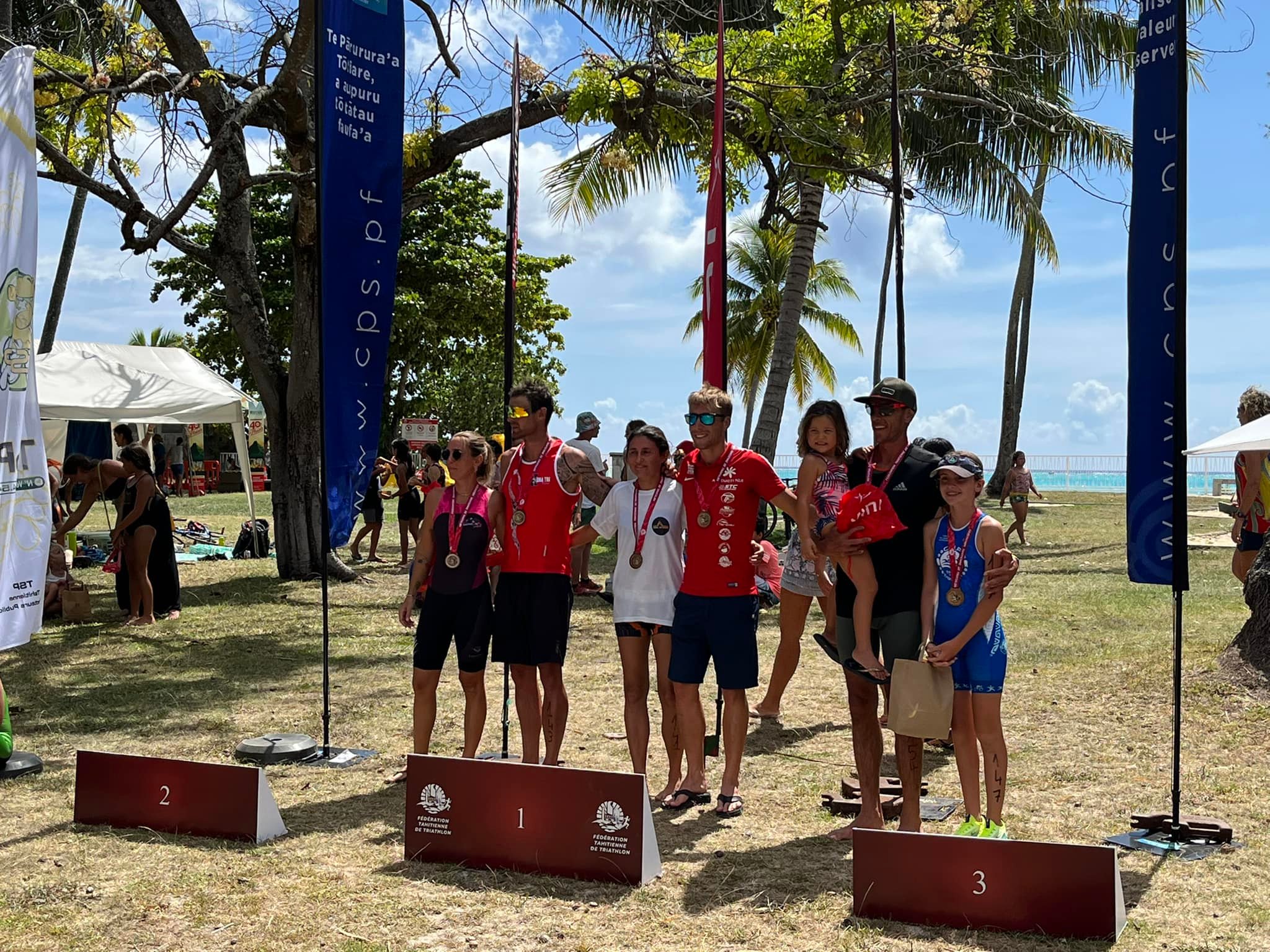 Au centre, Benjamin Zorgnotti et Guénaëlle Rauby, premiers vainqueurs du triathlon de Haapiti. (photo : Fédération tahitienne de triathlon)