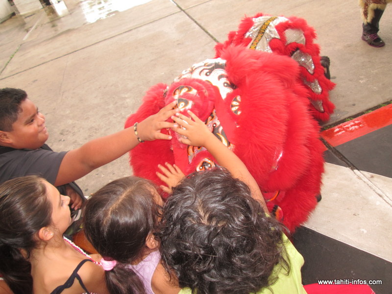 Les "lions enchanteurs" ont toujours autant de succès auprès des enfants.