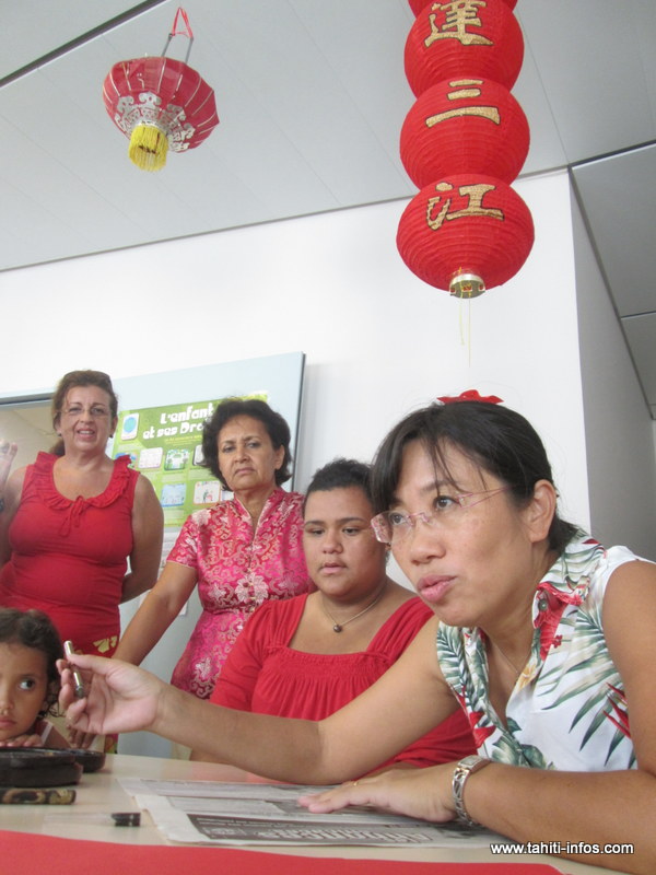 Madame Ying Deng, professeur de mandarin, a effectué une démonstration de calligraphie.