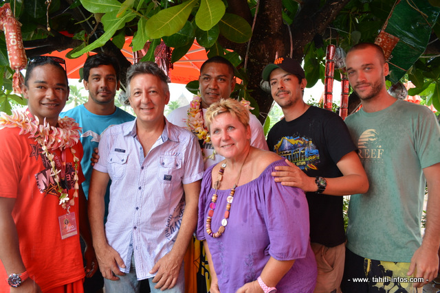 L’équipe de la mini série Rai et Mana au grand complet, devant : Manuel Marii Dany (Mana) comédien ; Jean-Claude Vitalis, co-réalisateur et Marie-Eve Tefaatau, productrice et co-auteur. A l’arrière : Tuhiva Lamber, ingénieur du son ; Yves Edouard Malakai (alias Rai), co-auteur et comédien ; Sadry Ghacir co-réalisateur et réalisateur web et Nicolas Pruvot, chef monteur.