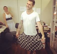 Brésil : le bermuda interdit malgré la chaleur, il porte la jupe