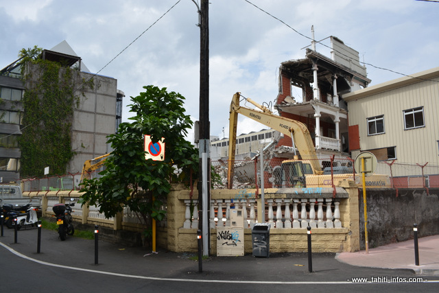 La démolition du Kuo Min Tang 2 a repris il y a deux semaines. Les travaux étaient interrompus depuis août 2013 pour la recherche d'éventuels matériaux amiantés.