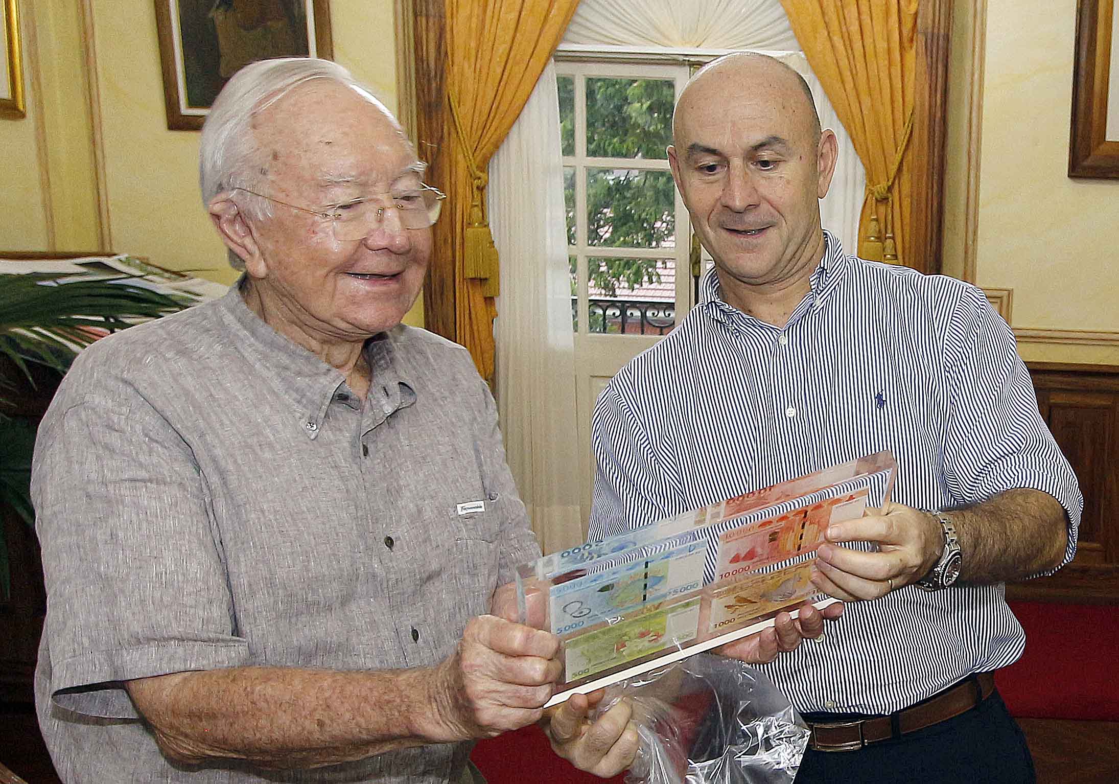 Le Président Gaston FLOSSE reçoit Philippe LA COGNATA,  Directeur de L’IEOM